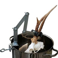 Support pour la cuisson de bois et crâne de chevreuil