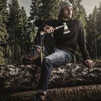 Hache en acier trempé, Halder