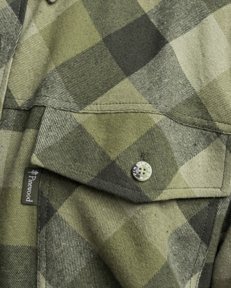 Chemise Lumbo, Pinewood